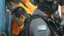 Tersangka kasus Tindak Pidana Perdagangan Orang diperlihatkan saat rilis di Bareskrim Mabes Polri, Jakarta, Senin (23/4). Bareskrim Mabes Polri menahan delapan tersangka kasus Tindak Pidana Perdagangan Orang. (Liputan6.com/Helmi Fithriansyah)