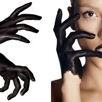 Buat kamu yang ingin tampil beda di tahun 2017, nggak ada salahnya untuk menggunakan lipstik berwarna hitam lho. (Foto: Pinterest)