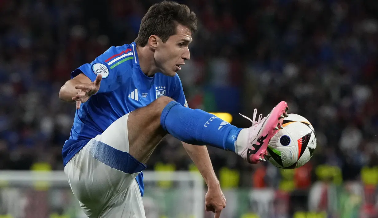 Euro 2024 merupakan edisi Euro kedua bagi Federico Chiesa setelah sebelumnya tampil di ajang Euro 2020 dengan menjadi juara. Termasuk di Euro 2024 saat diturunkan dalam dua matchday pertama Grup B, pemain Inter Milan ini telah mengoleksi 9 caps bagi Timnas Italia di ajang Euro dengan torehan 2 gol. Sementara sang ayah, Enrico Chiesa hanya tampil dalam satu edisi Euro, yaitu edisi 1996 dengan hanya mengoleksi 2 caps. (AP Photo/Alessandra Tarantino)