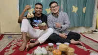 Osas Saha berburu ketupat lebaran dengan mengunjungi rumah Aziz Arriadh, jurnalis televisi swasta nasional. (Istimewa).