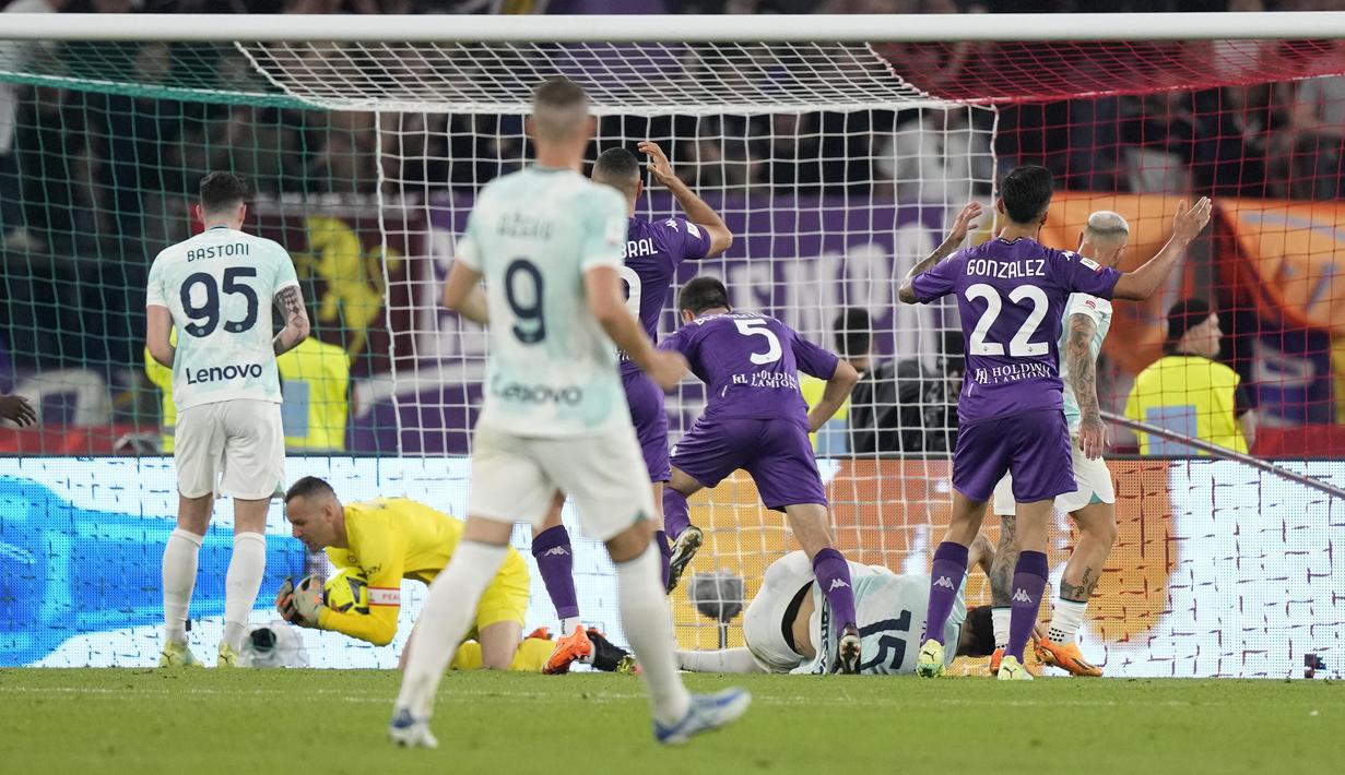 Kiper Inter Milan, Samir Handanovic, menangkap bola saat melawan Fiorentina pada laga final Coppa Italia di Stadion Olimpico, Kamis (25/5/2023). Inter Milan menang dengan skor 2-1. (AP Photo/Andrew Medichini)