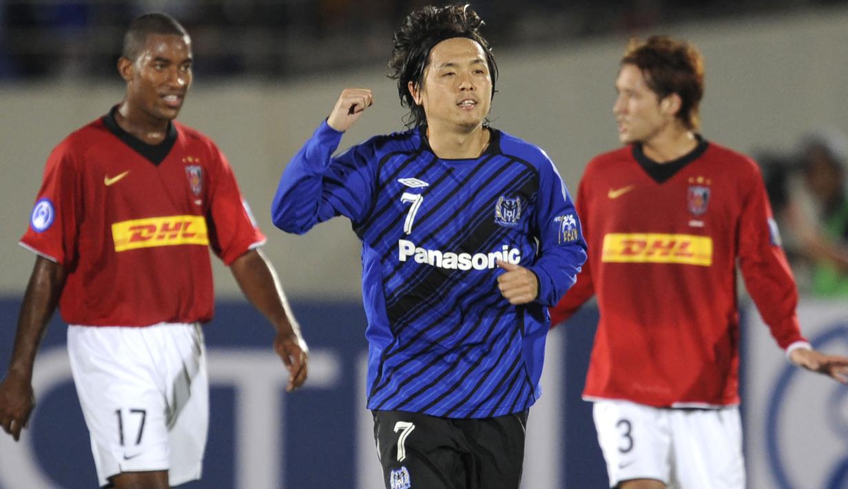 Yasuhito Endo total bermain bersama 3 klub di J1 League, yaitu Yokohama Flugels, Kyoto Purple Sanga, dan Gamba Osaka dalam rentang 1998 hingga 2020. Dua gelar J1 League diraihnya bersama Gamba Osaka pada musim 2005 dan 2014. (AFP/Kazuhiro Nogi)