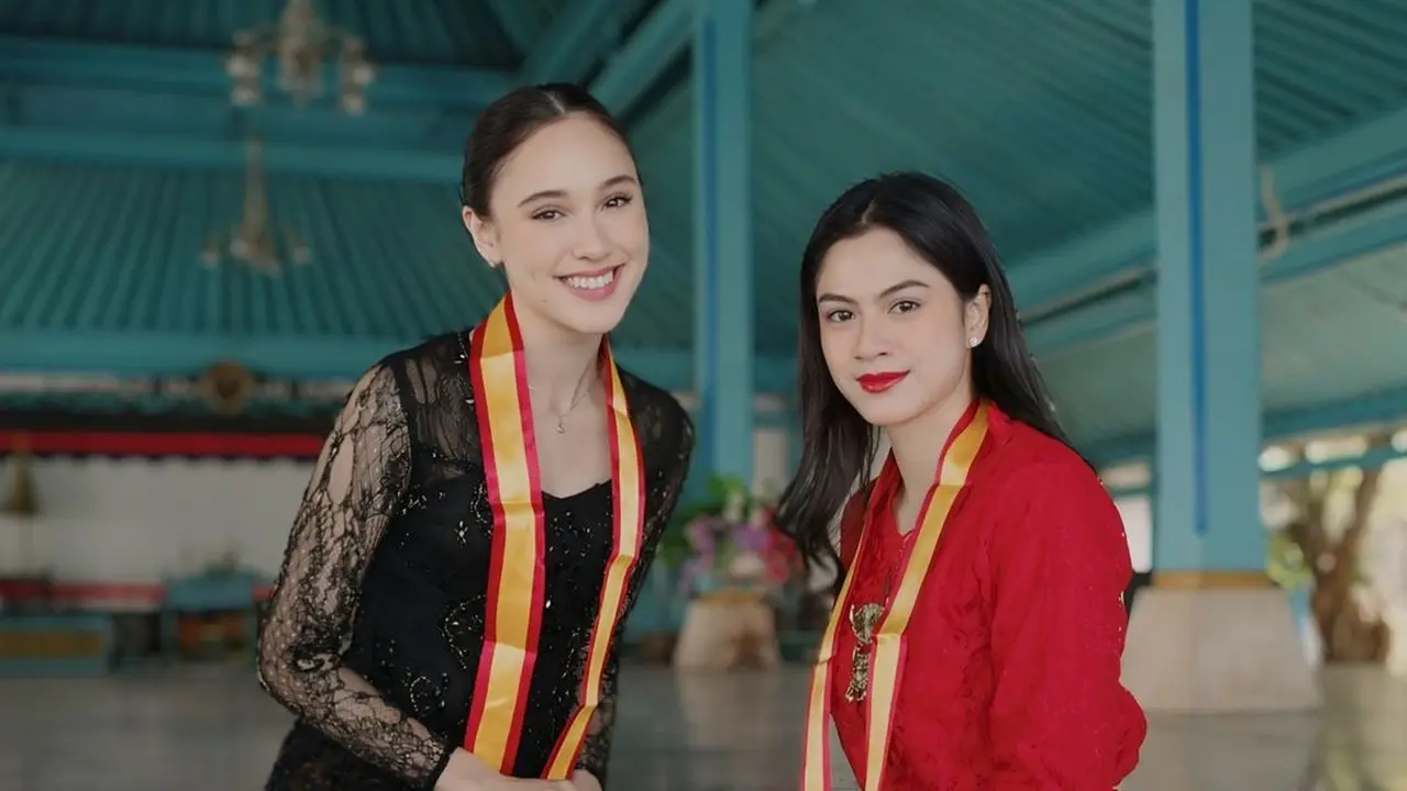 6 Potret Gaya Dua Aktris Muda Hana Saraswati dan Yasmin Napper Kenakan Kebaya saat Belajar Karawitan di Museum Keraton Solo