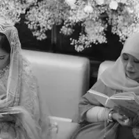 Acara dimulai dari pengajian. Raisa terdengar fasih melantunkan ayat suci yang didampingi oleh kedua orangtuanya. Beberapa kali Yaya, panggilan penyanyi cantik itu mengusap air matanya. (Instagram/thebridestory)