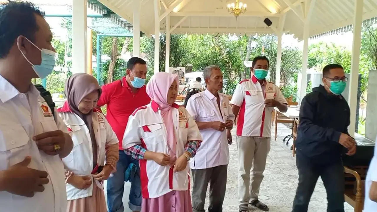 Sejumlah PAC Partai Gerindra ketika melepas baju partainya karena meras kecewa. (Ahmad Adirin/Liputan6.com)