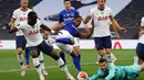 Kiper Tottenham Hotspur, Hugo Lloris, bereusaha menangkap bola saat melawan Everton pada laga lanjutan Premier League di Tottenham Stadium, Selasa (7/7/2020) dini hari WIB. Tottenham menang 1-0 atas Everton. (AFP/Richard Heathcote/pool)