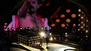 Penampilan band Queen dan Adam Lambert diiringin video Freddy Mercury saat membuka Oscar 2019 di Dolby Theatre, Los Angeles, Minggu (24/2). Lambert bergabung dengan tur Queen sejak 2011 menggantikan posisi Freddie Mercury. (Chris Pizzello/Invision/AP)