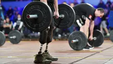 Para peserta berlatih angkat beban sebelum mengikuti kompetisi final CrossFit "Game of Heroes" di Kiev, Ukraina (24/12). Kompetisi ini diikuti oleh lima belas tentara Ukraina yang cacat akibat pertempuran dengan pihak separatis. (AFP/Sergei Supinsky)