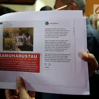 Tim kuasa hukum Setya Novanto menunjukkan meme yang beredar di internet di Direktorat Pidana Cyber Bareskrim Polri, Jakarta, Rabu (1/11). Ada sekitar 60 gambar meme yang diserahkannya kepada polisi untuk dijadikan barang bukti. (Liputan6.com/JohanTallo)