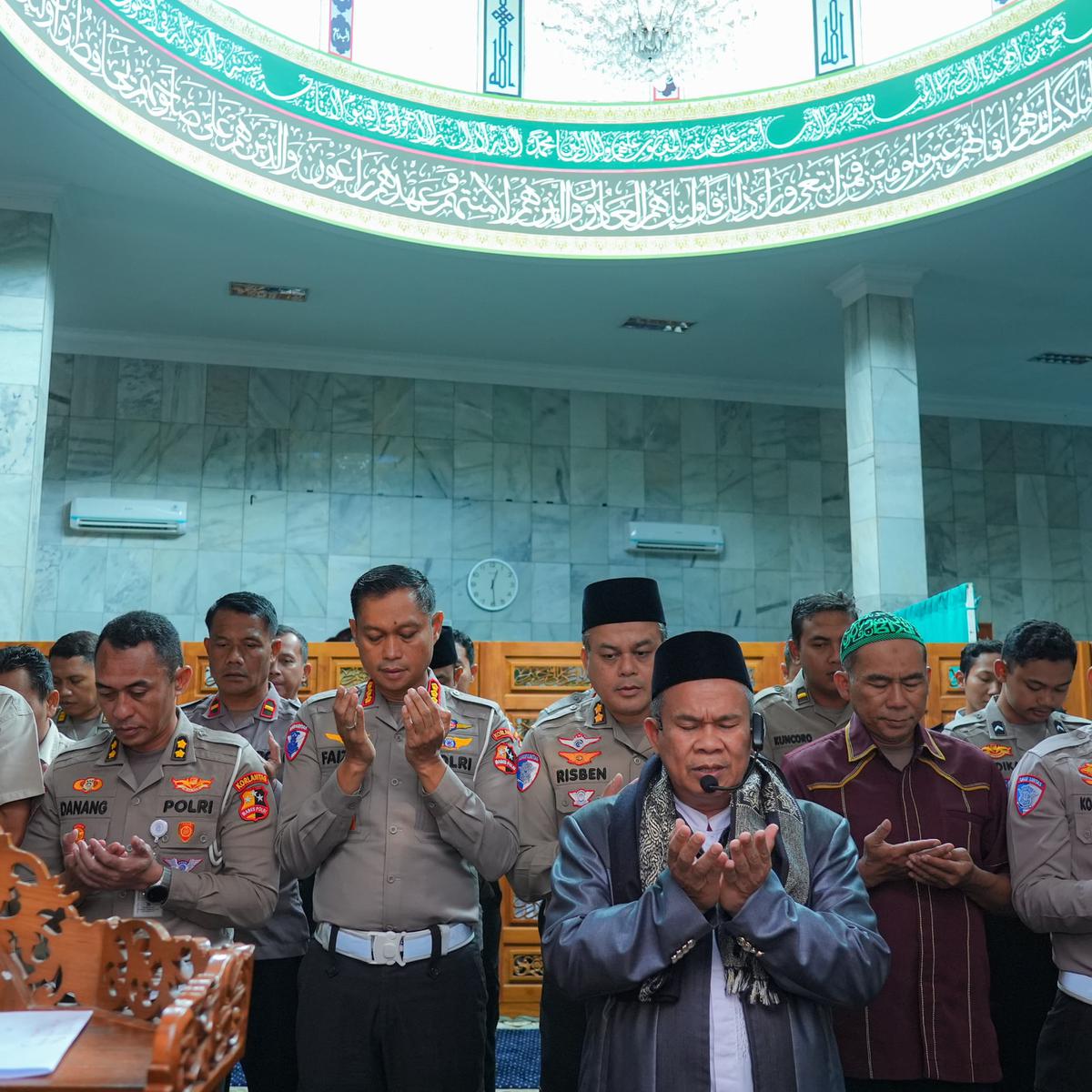 Momen Jenderal Polisi Salat Gaib dan Kibarkan Bendera Setengah Tiang