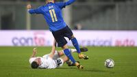 Winger Timnas Italia, Vincenzo Grifo (kanan) berusaha menghindar dari tekel pemain Estonia dalam laga uji coba internasional, Kamis (12/11/2020) dini hari WIB. (Fabio Ferrari/LaPresse via AP)