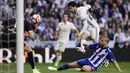 Gelandang Real Madrid, Isco, melesatkan tendangan ke arah gawang kiper Alaves, Fernando Pacheco. Isco tampil memukau dengan mencetak satu dari tiga gol Real Madrid. (AFP/Javier Soriano)