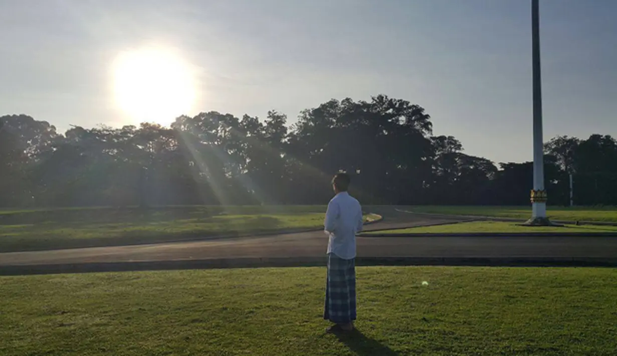 Presiden Jokowi terlihat menikmat keindahan fenomena Gerhana Matahari di halaman Istana Bogor, Rabu (9/3). Dengan peenampilan yang santai memakai sarung Jokowi tampak menikmati keindahan fenomena alam yang luar biasa tersebut. (facebook.com/Jokowi)