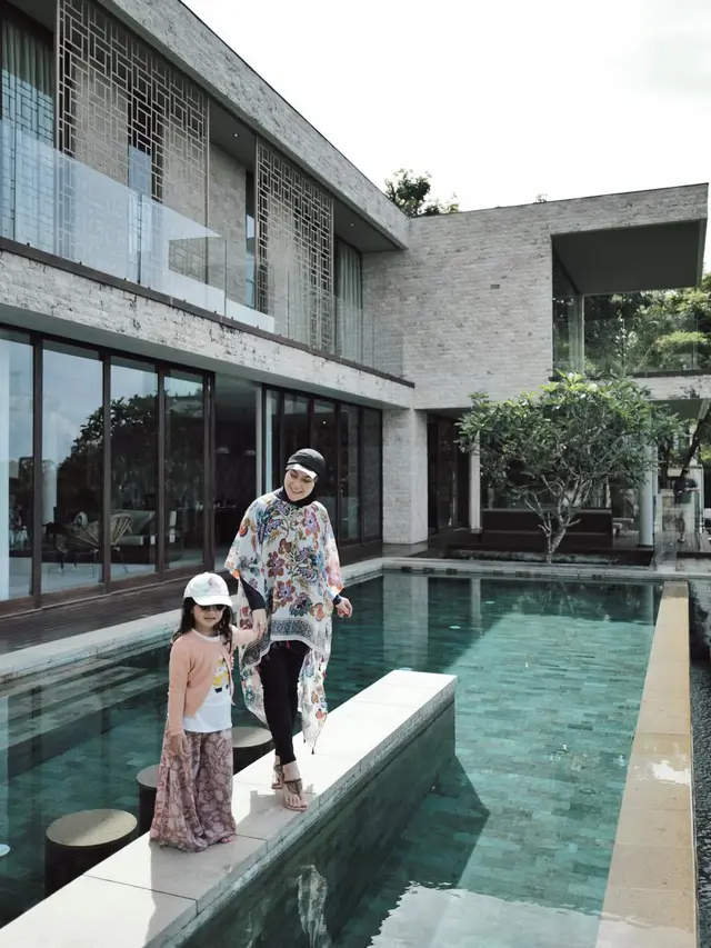 Gaya Liburan Irish Bella di Lombok Tuai Pujian, Tetap Stylish dengan Busana Tertutup