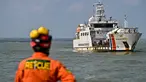 Kapal Negara (KN) Masalembo yang membawa korban kebakaran kapal KM Mutiara Sentosa II bersiap untuk bersandar di Dermaga Jamrud Utara, Pelabuhan Tanjung Perak, Surabaya, Jawa Timur, Selasa (4/8/2026). (AFP/ Juni Kriswanto)