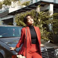 Fujj pernah berfoto mengenakan blazer dan celana dengan warna senada yaitu hitam. Sedangkan innernya dia memakai turtle neck warna hitam. Bagian rambut, dia memilih untuk dikuncir kuda