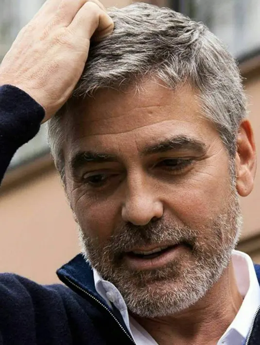 George sendiri sempat dibawa ke rumah sakit di Sardinia namun sudah diperbolehkan pulang. (instagram/georgeclooney.officiel)