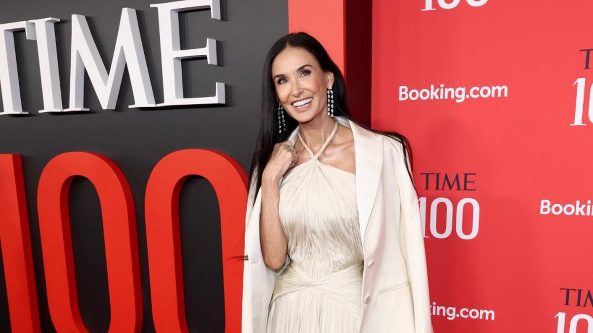 Gaya Demi Moore di Karpet Merah Gala TIME100, Menawan dengan Gelimang Perhiasan Berlian