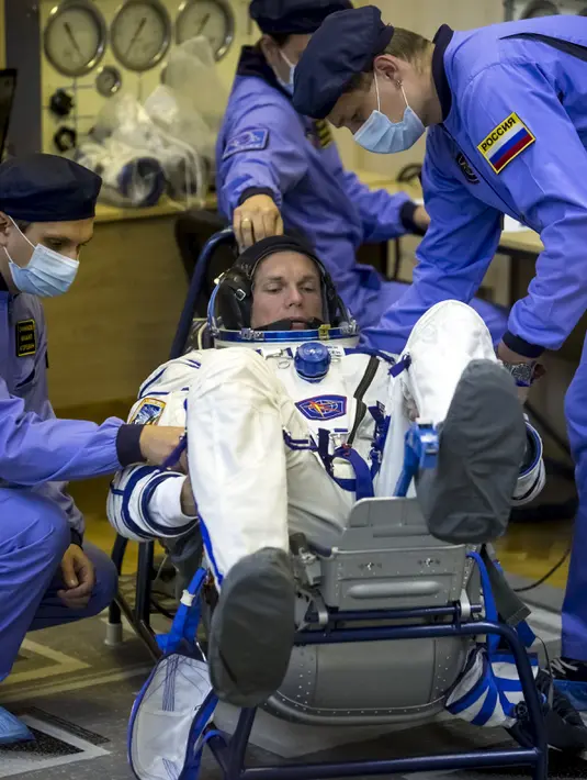 Kosmonot Andreas Mogensen dari Denmark saat dipakaikan pakaian luar angkasa di kosmodrom Baikonur, Kazakhstan,Rabu (2/9/2015).  Ia merupakan Astronot pertama asal Denmark yang dipilih menjadai awak pesawat luar angkasa. (REUTERS/Shamil Zhumatov)