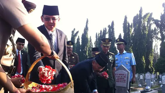 Ziarah TMP Kalibata Jelang HUT DKI, Ahok: Tabur Bunga Pertama