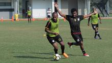 Pemain Persipura Jayapura, Ian Louis Kabes (kiri) dan Emanuel Wanggai saat berlatih di Lapangan ABC Senayan, Jakarta, (9/5/2018). Persipura akan bertandang kemarkas Persib Bandung 12 mei 2018. (Bola.com/Nick Hanoatubun)