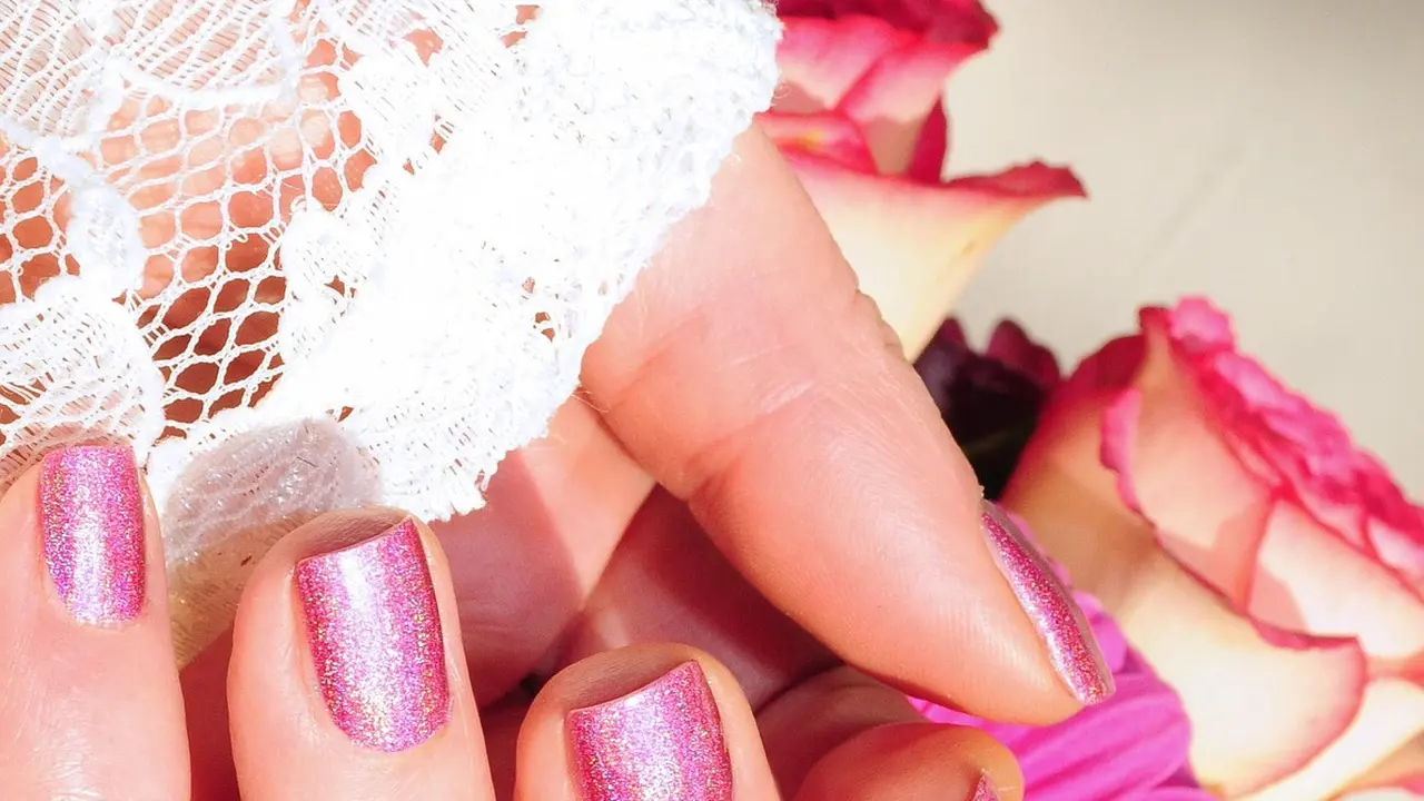 Tren Holohraphic Nails, Cara Mudah Mendapatkan Kuku Berkilau