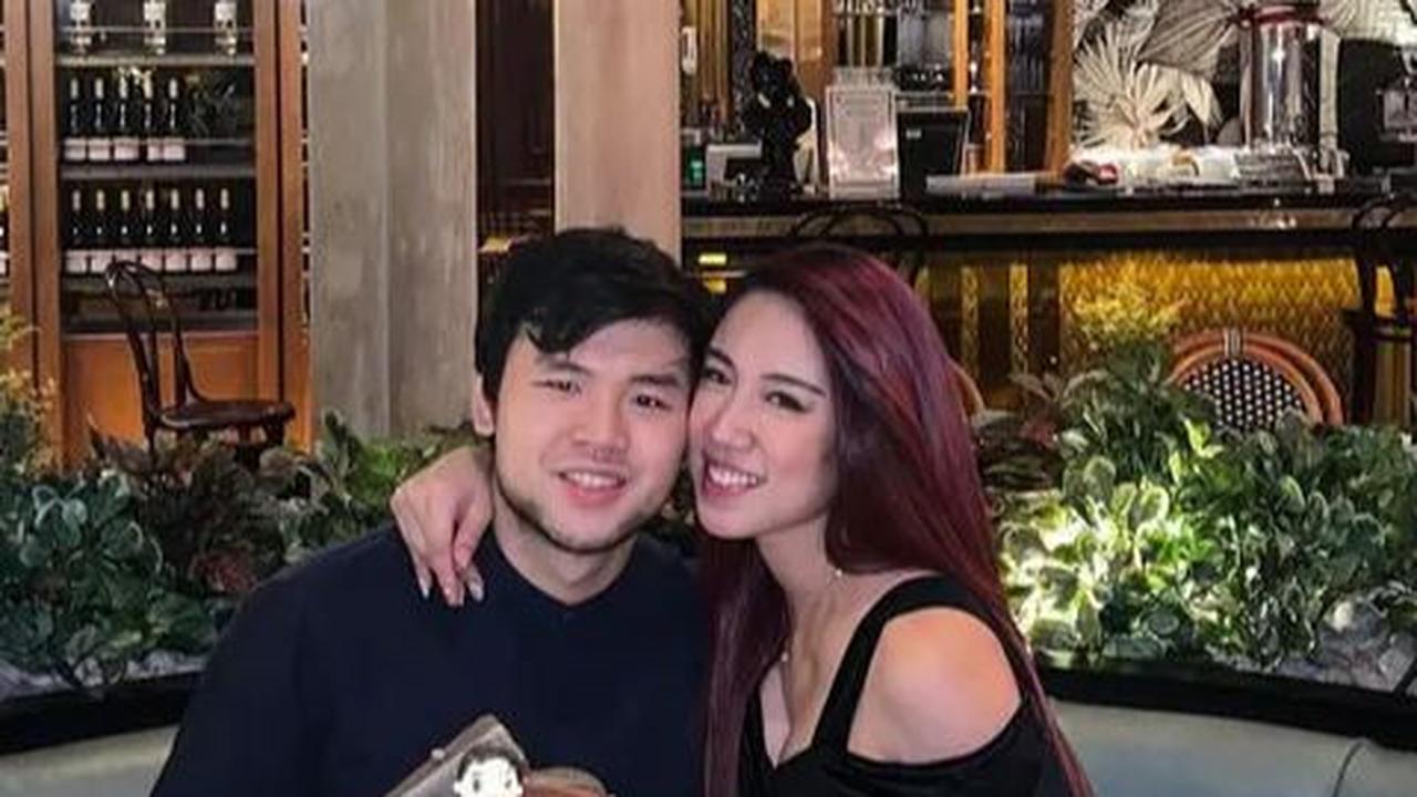 Nicholas Sean membagikan momen mesranya dengan seorang wanita yang diduga sebagai pacar barunya saat merayakan ulang tahunnya yang ke-25.