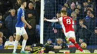 Arsenal malah unggul 1-0 terlebih dahulu di masa injury time babak pertama. Tembakan first time voli Martin Odegaard usai menerima umpan Kieran Tierney gagal diantisipasi kiper Everton, Jordan Pickford. (AP/Jon Super)