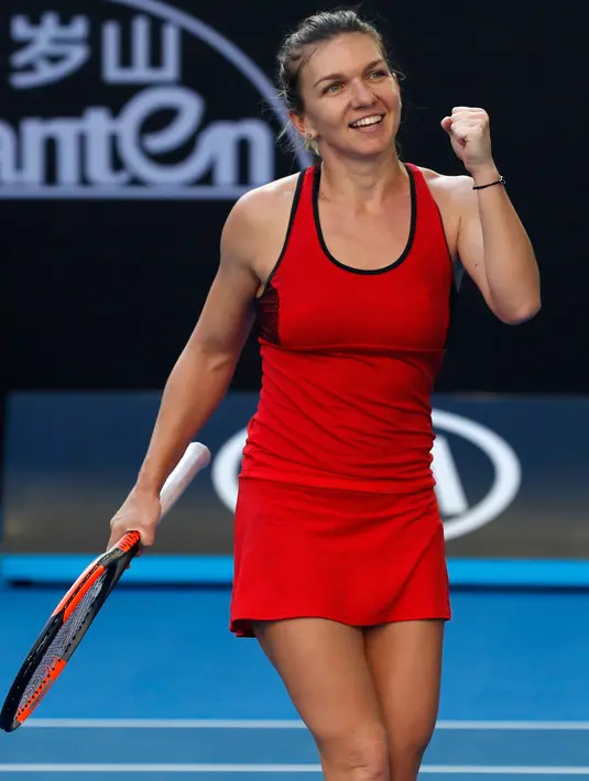 Simona Halep tersenyum usai mengalahkan Naomi Osaka di putaran keempat di kejuaraan tenis Australia Terbuka di Melbourne, (22/1). Halep akan tampil di perempat final ketiganya dari empat grand slam terakhirnya. (AP Photo / Ng Han Guan)