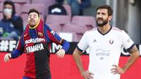 Penyerang Barcelona, Lionel Messi, mendedikasikan golnya ke gawang Osasuna untuk almarhum Diego Maradona. Berkat gol Messi, El Barca menang 4-0 atas Osasuna pada laga pekan ke-11 La Liga, Minggu (29/11/2020). (AP Photo/Joan Monfort)