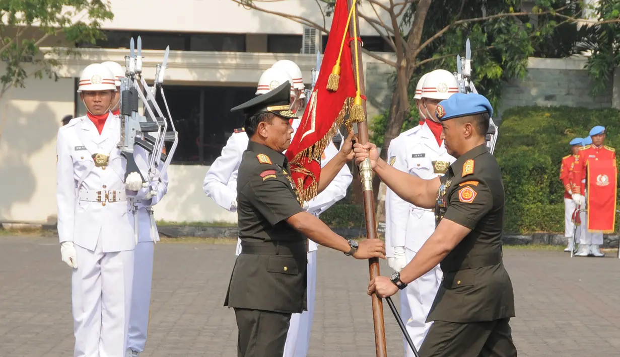 Panglima TNI Jenderal TNI Dr. Moeldoko memberikan Panji Kesatuan kepada Mayjen TNI Andika Perkasa, Markas Komando Paspampres, Jakpus, Rabu (22/10/2014) (Dok.Puspen TNI)