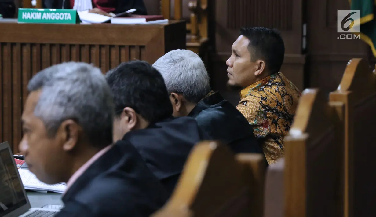 Bupati nonaktif Bener Meriah, Ahmadi (kanan) saat menjalani sidang lanjutan dugaan suap alokasi dan anggaran Dana Otonomi Khusus Aceh di Pengadilan Tipikor, Jakarta, Senin (15/10). Sidang mendengar keterangan saksi. (Liputan6.com/Helmi Fithriansyah)