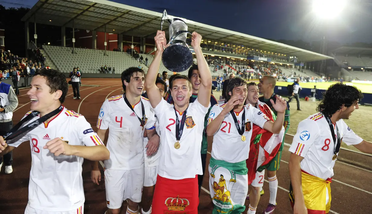 Cesar Azpilicueta (tengah) merupakan salah satu pemain belakang Timnas Spanyol U-21 saat menjuarai Piala Eropa U-21 pada 2011. Kini mantan anak asuh Luis Milla tersebut bermain untuk Chelsea. (AFP/Jonathan Nackstrand)