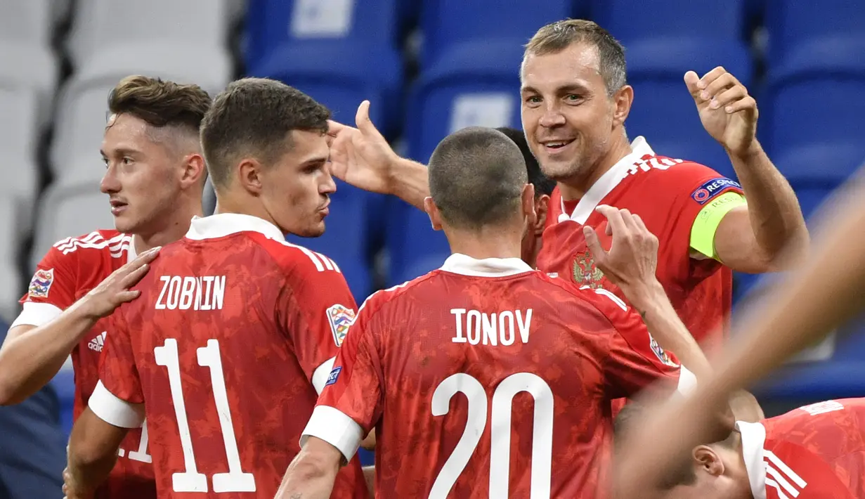 Pemain Rusia merayakan gol yang dicetak Artyom Dzyuba ke gawang Serbia pada laga Nations League di VTB Areba, Jumat (4/9/2020) dini hari WIB. Rusia menang 3-1 atas Serbia. (AFP/Alexander Nemenov)