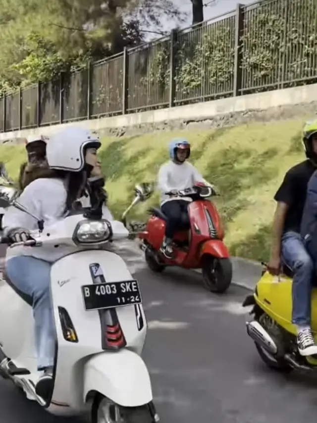 Nathalie Holscher Asik Naik Vespa Bareng Geng Motor