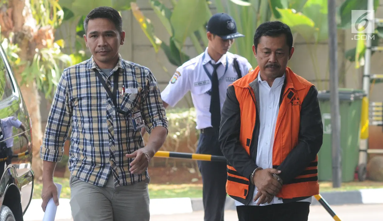 Kadis Kelautan dan Perikanan, Edy Sofyan (kanan) tiba untuk pemeriksaan di Gedung KPK, Selasa (30/7/2019). Edy Sofyan diperiksa sebagai tersangka dugaan suap izin prinsip dan lokasi pemanfaatan laut proyek reklamasi di wilayah pesisir dan pulau-pulau kecil Kepulauan Riau. (merdeka.com/Dwi Narwoko)