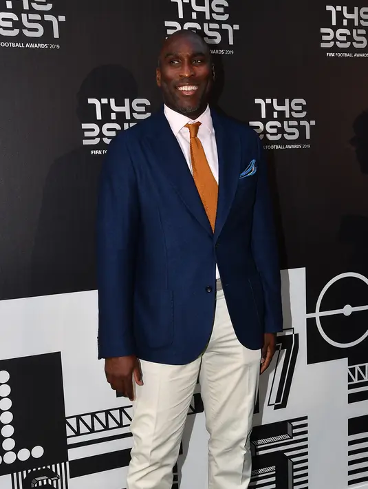 Mantan bek Inggris, Sol Campbell berpose saat tiba menghadiri The Best FIFA Football Awards 2019 di Teatro alla Scala di Milan (23/9/2019). (AFP Photo/Tiziana Fabi)