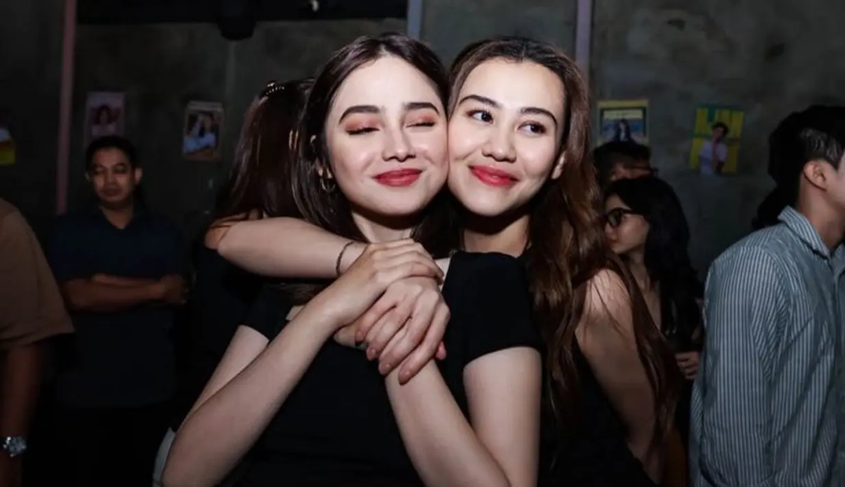 Syifa Hadju dan Aaliyah Massaid pun tampil dengan wajah glowingnya. Mengenakan lipstik merah. Tampak Syifa mengaplikasikan eyeshadow coklat. [@aaliyah.massaid]