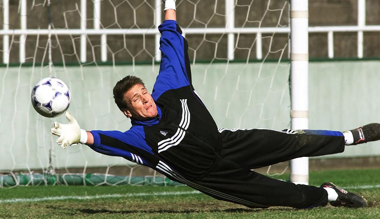 Bodo Illgner. Kiper yang kini berusia 55 tahun dan telah pensiun pada Juli 2001 tercatat hanya pernah membela dua klub sepanjang kariernya. Salah satunya adalah klub di Liga Spanyol Real Madrid yang dibelanya selama 5 musim sejak 1996/1997 hingga 2000/2001 usai meninggalkan FC Koln. Bersama Real Madrid ia total tampil dalam 91 laga di La Liga Spanyol dengan torehan 24 kali clean sheet dan kebobolan 111 gol. Satu gelar La Liga berhasil direbutnya pada musim pertamanya dan dua trofi Liga Champions dikoleksinya pada musim 1997/1998 dan 1999/2000. (AFP/Kazuhiro Nogi)