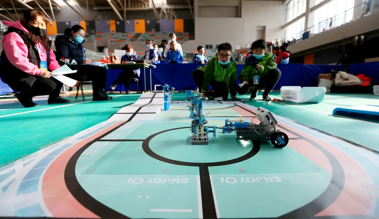Para kontestan berpartisipasi dalam kompetisi robotik untuk sekolah menengah pertama (SMP) dan sekolah dasar (SD) di Distrik Jimo, Qingdao, Provinsi Shandong, China, 29 November 2020. Kompetisi robotik itu mempertandingkan 20 kategori dan diikuti 300 lebih kontestan siswa. (Xinhua/Liang Xiaopeng)
