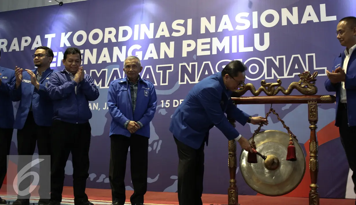 Zulkifli Hasan memukul gong saat pembukaan Rakornas Pemenangan Pemilu Partai Amanat Rakyat di Jakarta, Rabu (14/12). Rakornas Pemenangan Pemilu PAN ini membahas strategi pemenangan pemilihan umum Presiden pada tahun 2019. (Liputan6.com/Faizal Fanani)