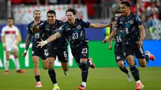 Matias Galarza (23) dari Timnas Paraguay merayakan bersama Junior Alonso (6) dan Diego Gomez (8) setelah mencetak gol pembuka mereka pada pertandingan Grup D Piala Dunia 2026 antara Turki dan Paraguay di Santa Clara, California, dekat San Francisco, Sabtu, 20 Juni 2026. (AP Photo/Eakin Howard)