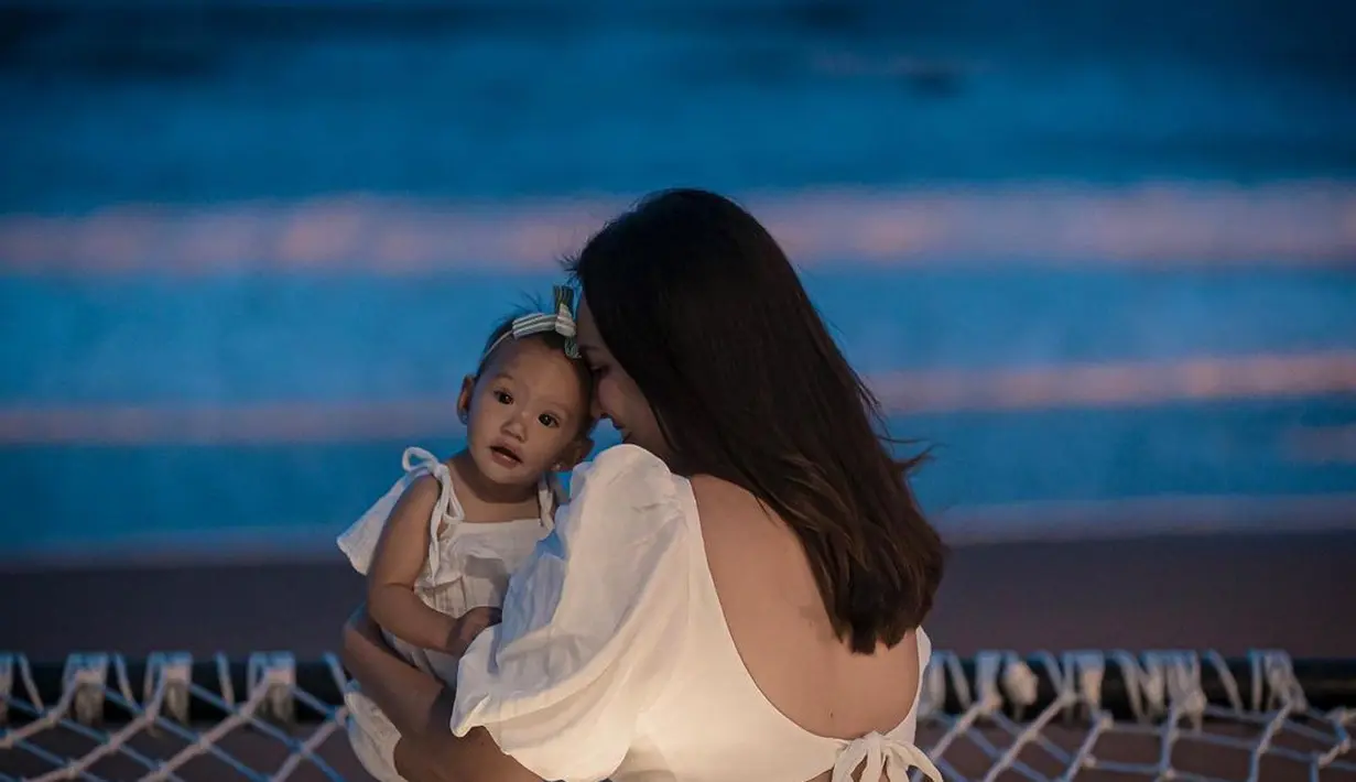 Lewat akun Instagramnya, Shandy pun menanggapi hal tersebut. Berawal dari pertanyaan netizen juga apakah Shandy dan suami merasa sakit hati saat sang anak di-bully. Dengan tenang, Shandy pun menanggapinya. (Instagram/shandyaulia)