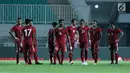 Pemain Timnas Indonesia U-23 berjalan tertunduk usai bermain imbang melawan Thailand U-23 pada laga persahabatan di Stadion Pakansari, Kab Bogor, Minggu (3/6). Laga berakhir imbang 0-0. (Liputan6.com/Helmi Fithriansyah)