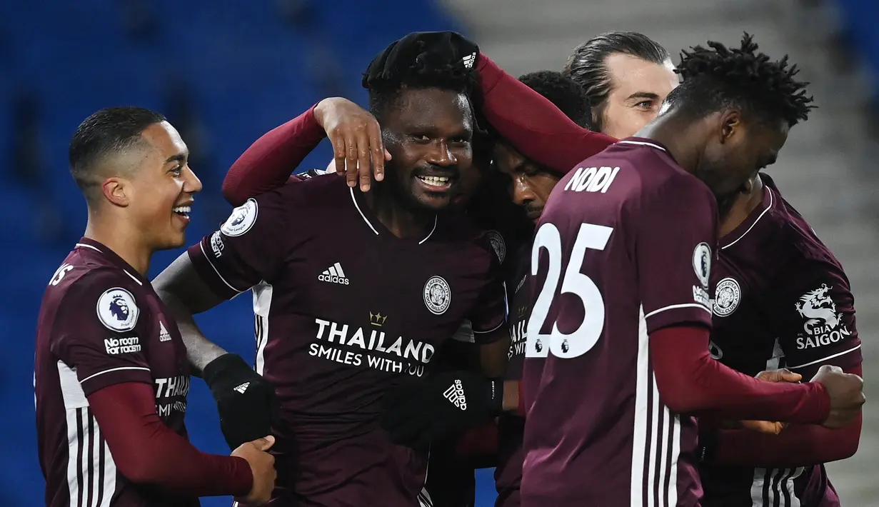 Para pemain Leicester City merayakan gol kedua ke gawang Brighton and Hove Albion yang dicetak gelandang Daniel Amartey (kedua dari kanan) dalam laga lanjutan Liga Inggris 2020/21 di American Express Community Stadium, Minggu (7/3/2021). Leicester City menang 2-1 atas Brighton. (AFP/Neil Hall/Pool)