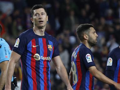 Barcelona gagal meraih poin penuh saat ditahan imbang 0-0 Girona pada laga pekan ke-30 Liga Spanyol 2022/2023 yang berlangsung di Camp Nou Stadium, Barcelona, Selasa (11/4/2023) dini hari WIB. Robert Lewandowski dkk gagal mencetak satu gol pun meski menguasai jalannya laga hampir 60 persen. Girona pun memang sengaja mengusung taktik bertahan dan hanya sesekali melancarkan serangan balasan. Meski imbang, Barcelona yang kini mengoleksi 72 poin dan masih menguasai pucuk klasemen, masih memiliki keunggulan 13 poin dari Real Madrid di posisi kedua. (AP Photo/Joan Monfort)