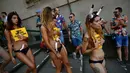 Aktivis yang bertelanjang dada menyusuri jalanan saat menggelar protes terhadap adu banteng di Pamplona, Spanyol, Jumat (5/7/2019). Aksi protes ini digelar sehari sebelum pembukaan Festival San Fermin. (AP Photo/Alvaro Barrientos)