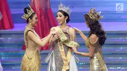 Miss Grand Indonesia 2018 Nadia Purwoko dari Bengkulu (tengah) didampingi Miss Grand Indonesia 2017 dan Miss Grand Internasional Maria Jose Lora pada malam final Miss Grand Indonesia 2018 di JCC Jakarta, Sabtu (21/7)  (Liputan6.com/Angga Yuniar)