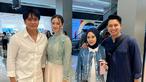 Ini potret Chand Kelvin dan Dea Sahirah ketika double date bareng Billy Syahputra dan Vika Kolesnaya. Foto tersebut diunggah pada 12 April 2025. Tampil mengenakan dress putih dipadukan dengan outer warna biru floral, pesona Dea Sahirah semakin terpancar. Chand Kelvin yang berpose merangkul sang istri disampingnya mengenakan kemeja warna biru dongker senada dengan jilbab yang dikenakan oleh Dea Sahirah. (Liputan6.com/IG/@deasahirah)