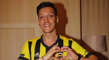 7 potret Mesut Ozil yang dikabarkan akan gabung RANS Cilegon FC